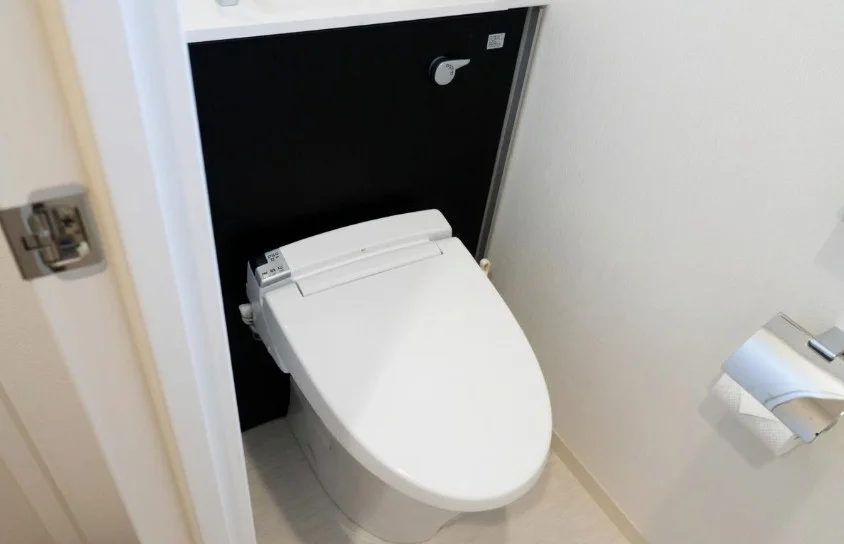 バストイレ別！トイレはなんとウォシュレット付き！トイレットペーパーやトイレブラシ等、他では置いてない備品も沢山ございますので短期～長期でお住まいの方にも「あったら助かるものが多い」と大変ご好評いただいております。