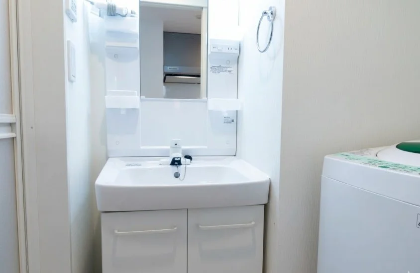 忙しい朝でも余裕をもって身だしなみが整えることができる独立洗面台！室内洗濯機なので天気が悪い日でも洗濯することができます。また、洗濯洗剤もご用意しておりますので、入居即日に洗濯可能です♪