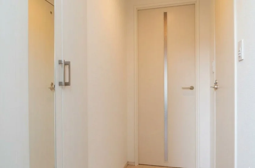 玄関は白を基調とした空間となっており、とてもお洒落♪大きなシューズボックスが備え付けられておりますので常に綺麗な状態でお使いいただけます(＾＾)