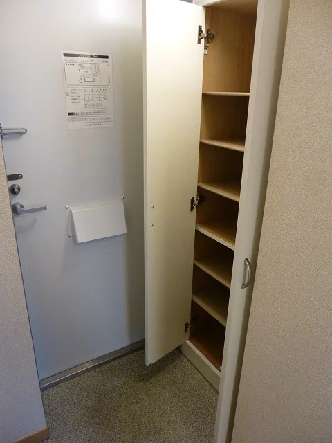 右手側は下駄箱です♪