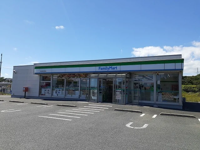 ファミリーマートまで3300m