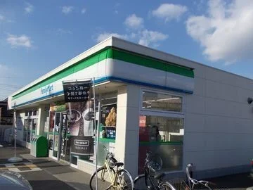 ファミリーマートまで330m