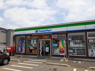 ファミリーマートまで560m