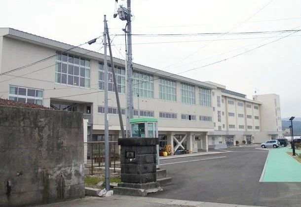 湯沢南中学校まで1400m