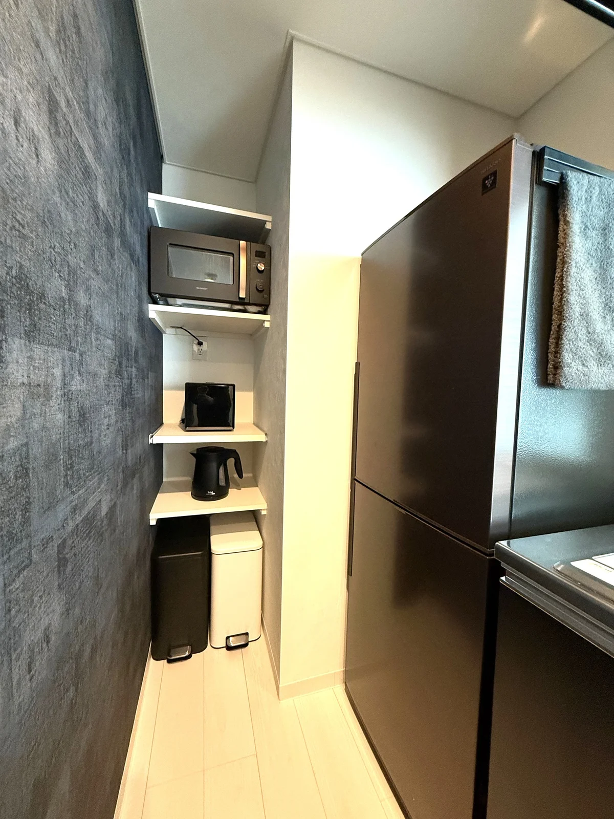 上から電子レンジ、炊飯器、電気ケトル、ゴミ箱