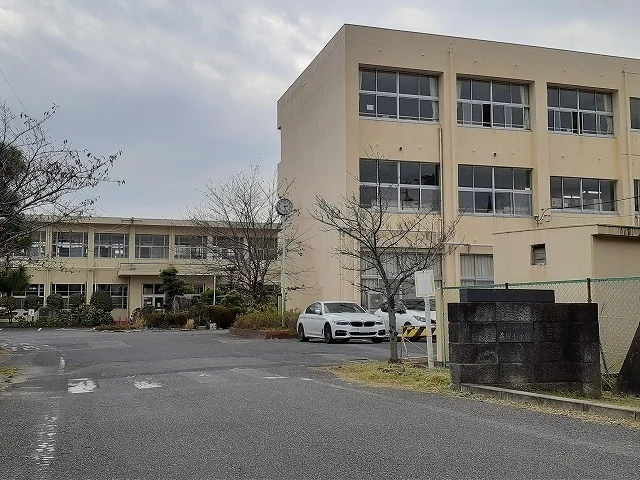 森岡小学校まで601m