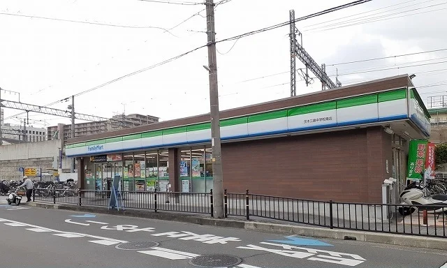 ファミリーマート様まで100m