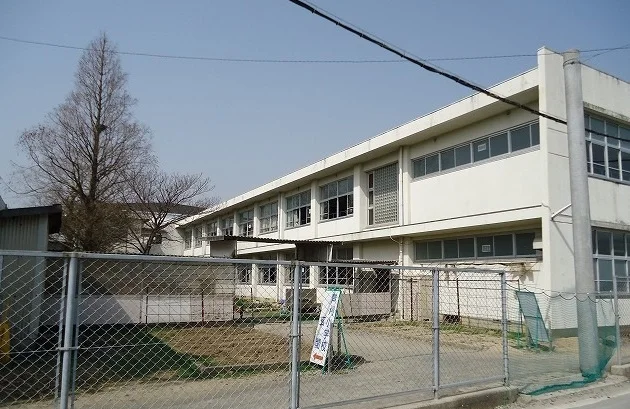 芦刈小学校まで400m