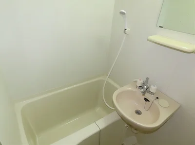 洗面台とユニット式のお風呂です