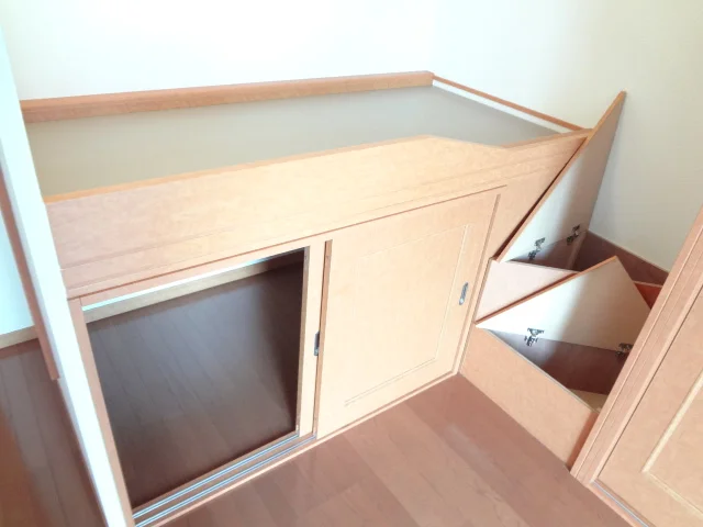 階段下も小物入れになります。