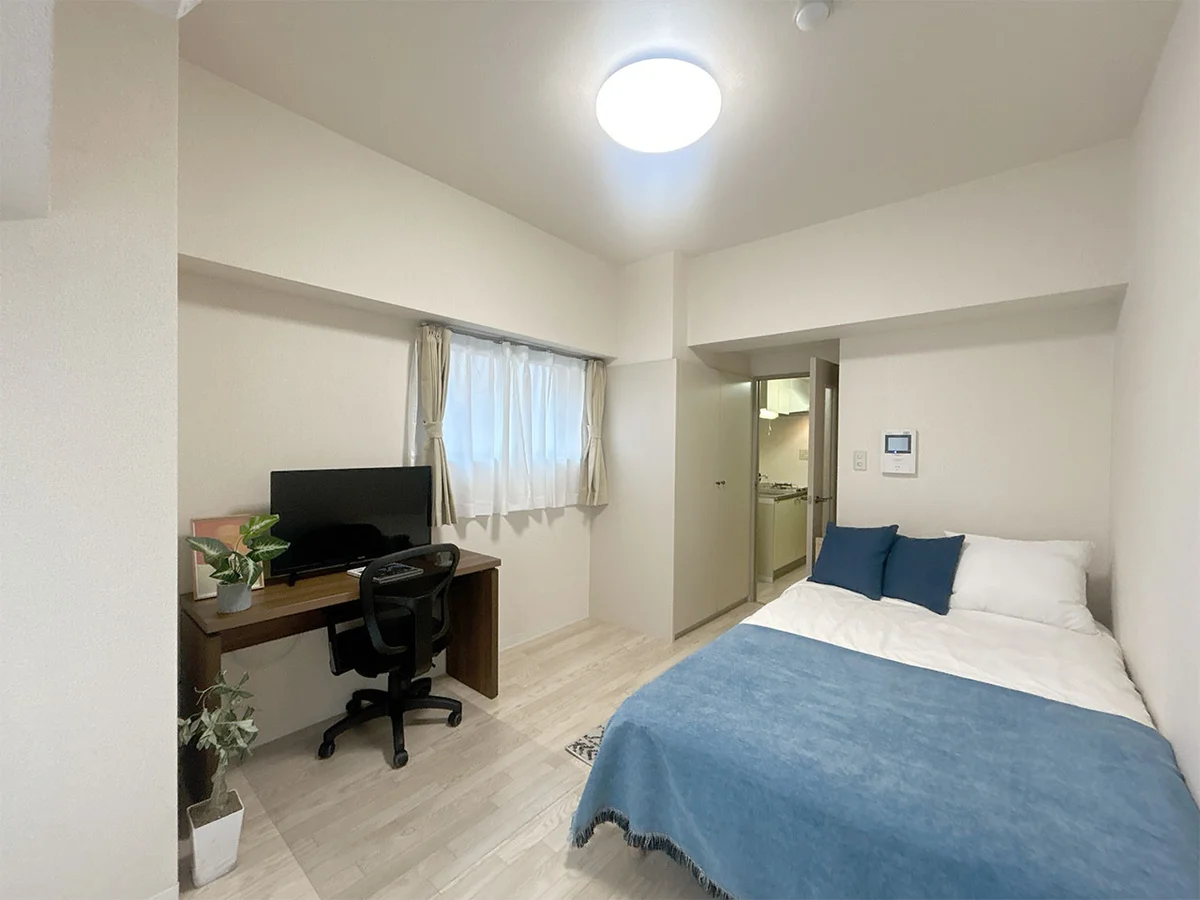 写真はお部屋のイメージです。ラグなどの室内装飾はございません。