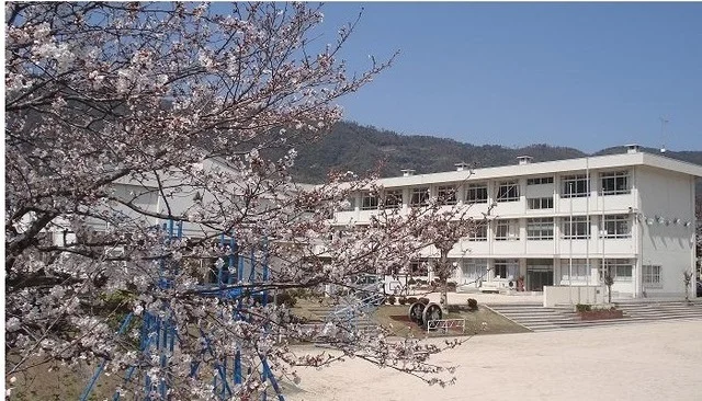 江田島市立中町小学校まで650m