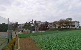 初声中学校まで1330m