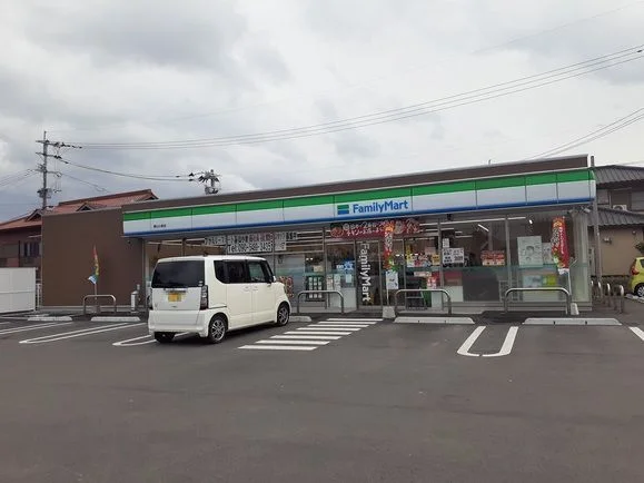 ファミリーマート基山小倉店まで590m