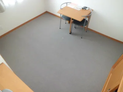 部屋の片隅の机とイスがシュールな雰囲気を醸し出します。