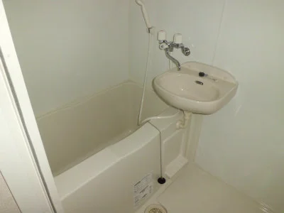 洗面台付バスルーム。