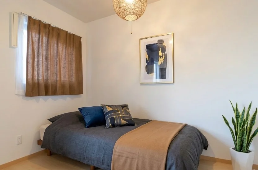 洋室は白を基調とした空間なので心地よく睡眠についていただけます。ウォークインクローゼットがございますので、2名で入居した場合も荷物の置き場所に困ることはございません！！※植木と額とクッションなどの装飾は写真用です。