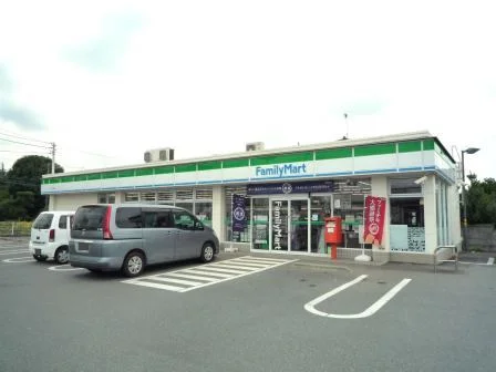 ファミリーマートまで850m
