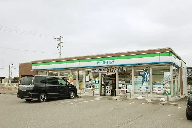 ファミリーマートまで300m