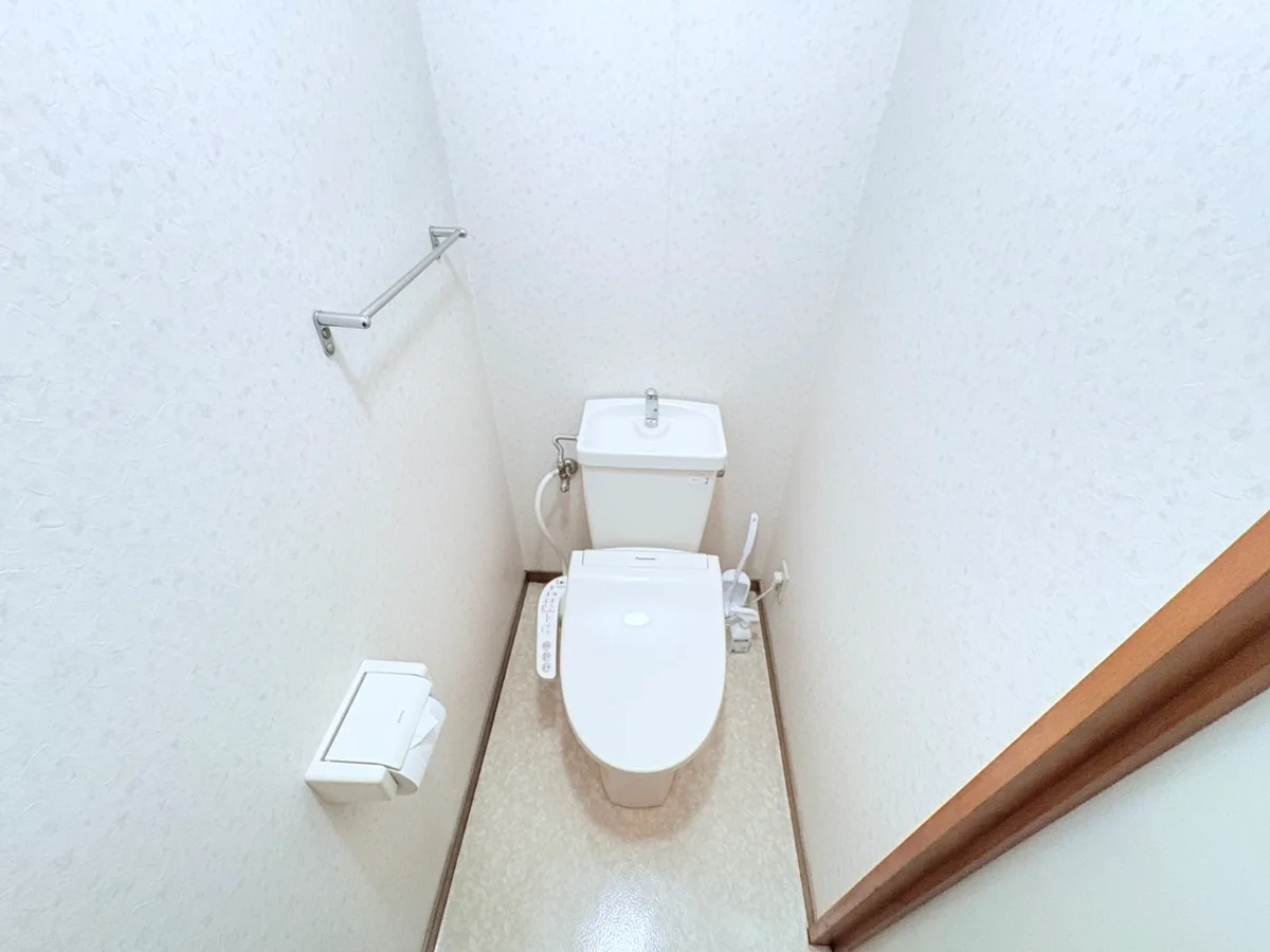 ウォシュレットつきのトイレです。老若男女皆様に安心してご利用いただけますね☆トイレにもトイレ用洗剤とトイレ用ブラシをご用意しておりますので長期ご利用の場合の気になる汚れなどもお掃除して頂けます