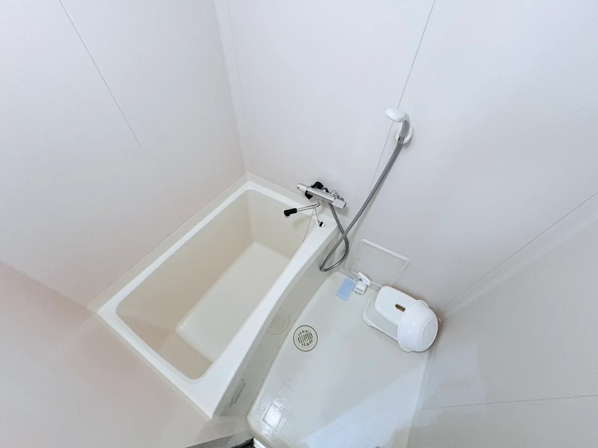 バストイレは別♪バスルームには風呂桶・風呂イス・風呂用洗剤・スポンジをご用意しておりますのでぜひご活用ください！