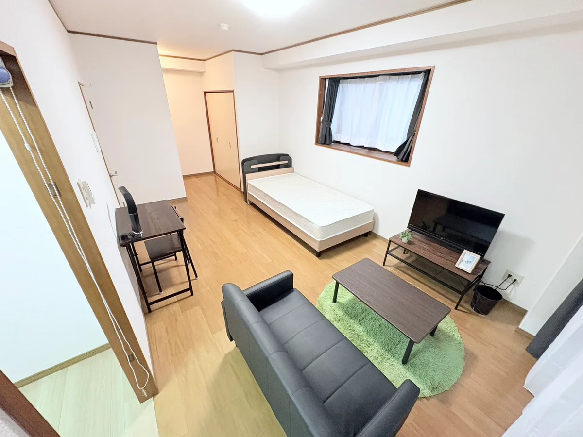 温かい雰囲気のお部屋！自宅で暮らすようなゆったりとした空間が魅力的♪出張の方はもちろん、観光にいらっしゃった方にもおススメ☆★Ｓマンスリーのお部屋は家具・家電・備品の充実度が高いため大変ご好評いただいております。