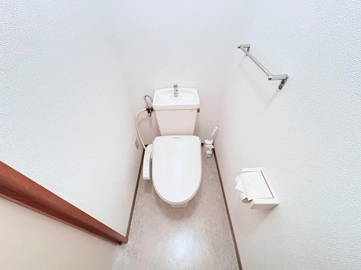 ウォシュレットつきのトイレです。老若男女皆様に安心してご利用いただけますね☆トイレにもトイレ用洗剤とトイレ用ブラシをご用意しておりますので長期ご利用の場合の気になる汚れなどもお掃除して頂けます