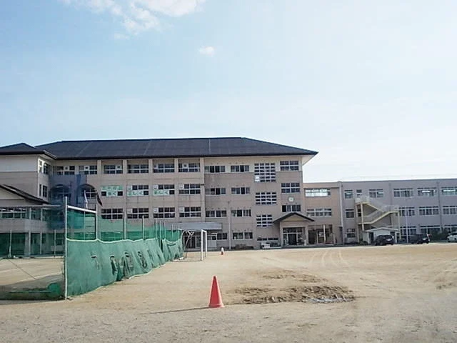 西中学校まで1900m