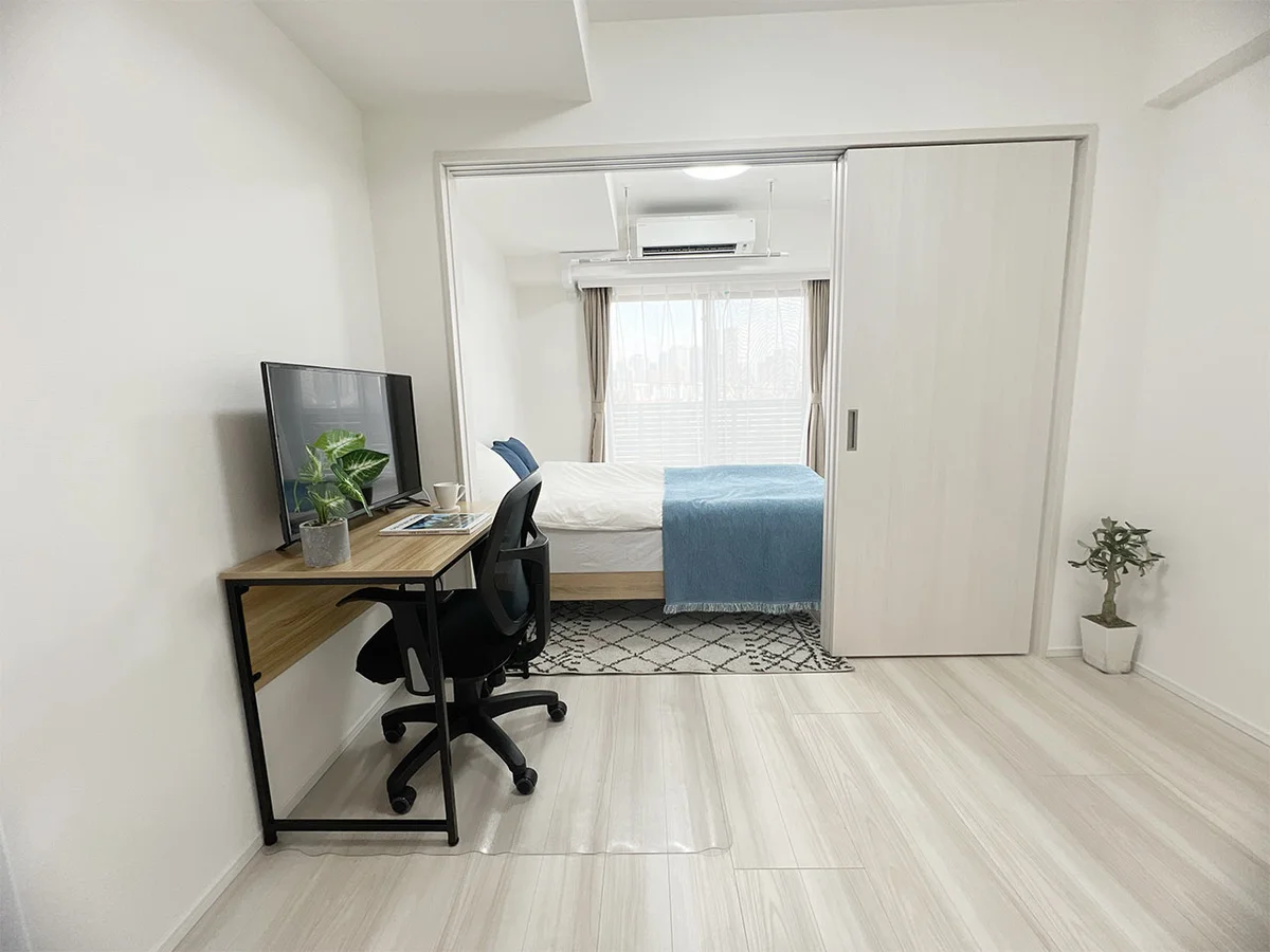 写真はお部屋のイメージです。ラグなどの室内装飾はございません。