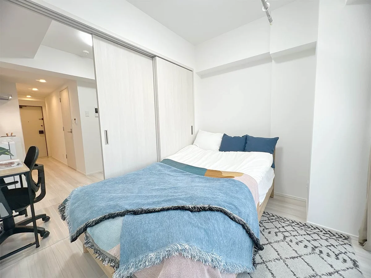 写真はお部屋のイメージです。ラグなどの室内装飾はございません。