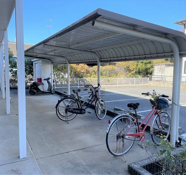 屋根付き駐輪場完備