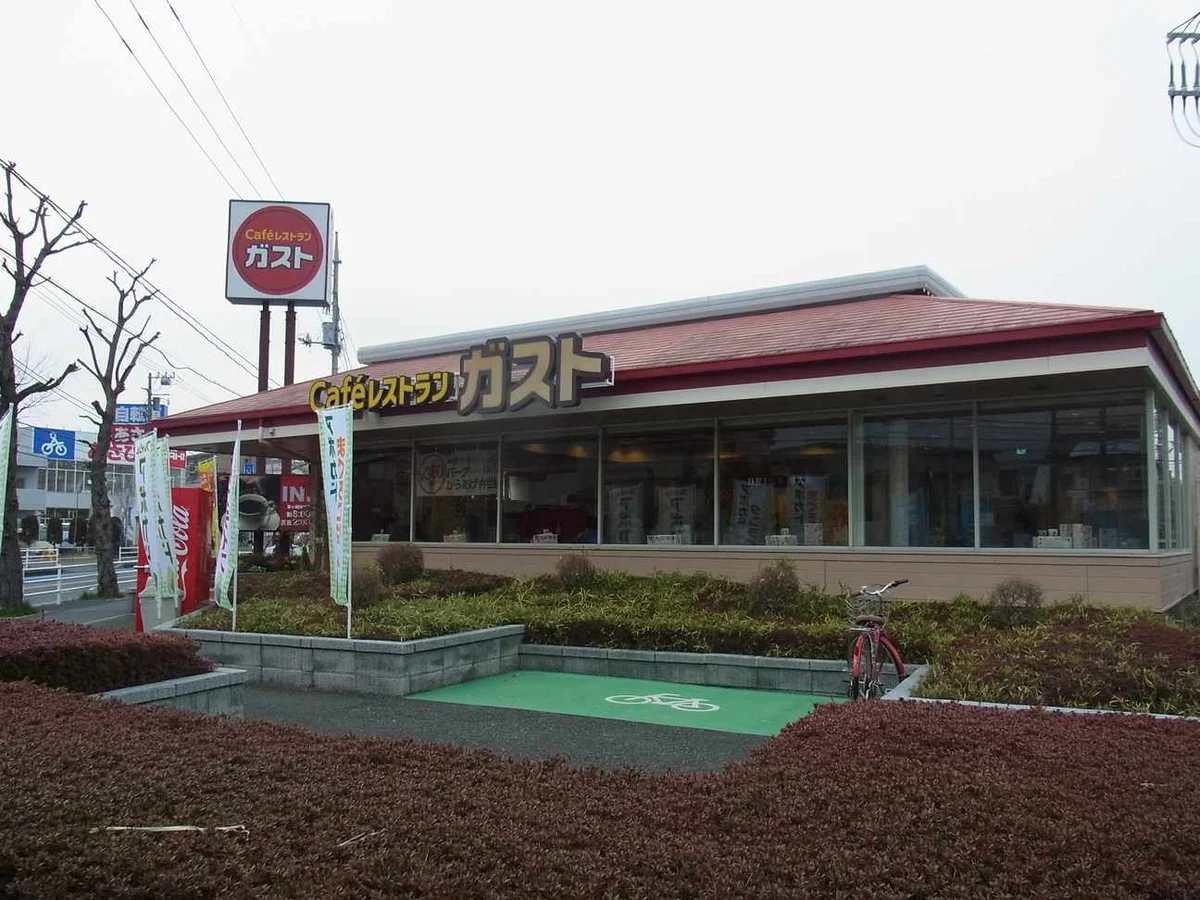 ファミリーレストラン　徒歩3分 230m