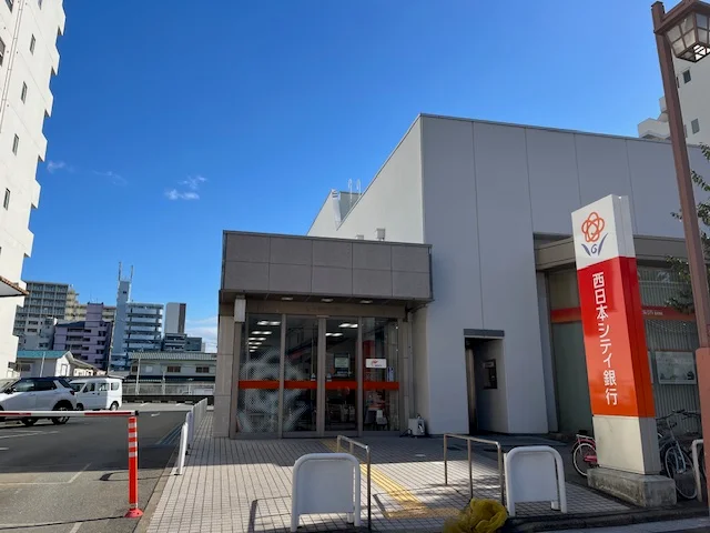 銀行　徒歩6分