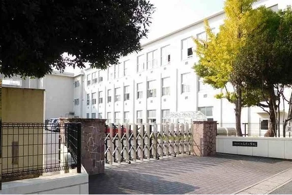 小高原小学校まで1300m