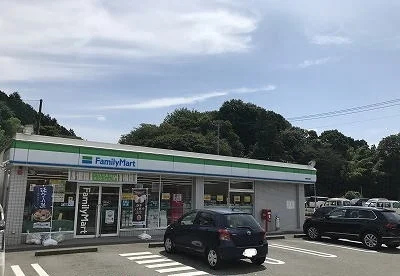 ファミリーマート裾野岩波店まで1300m
