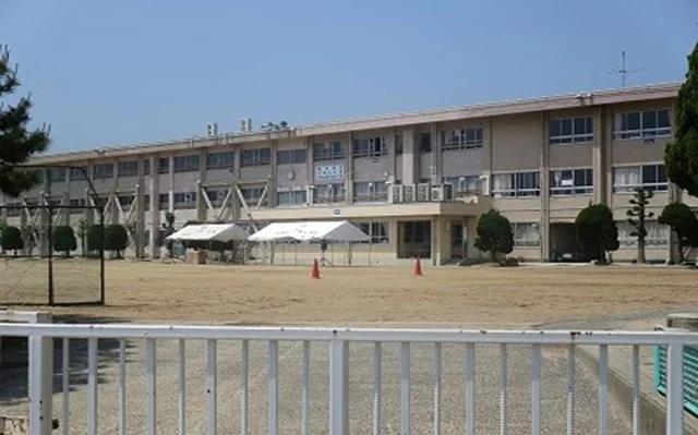 倉敷市立中島小学校まで700m