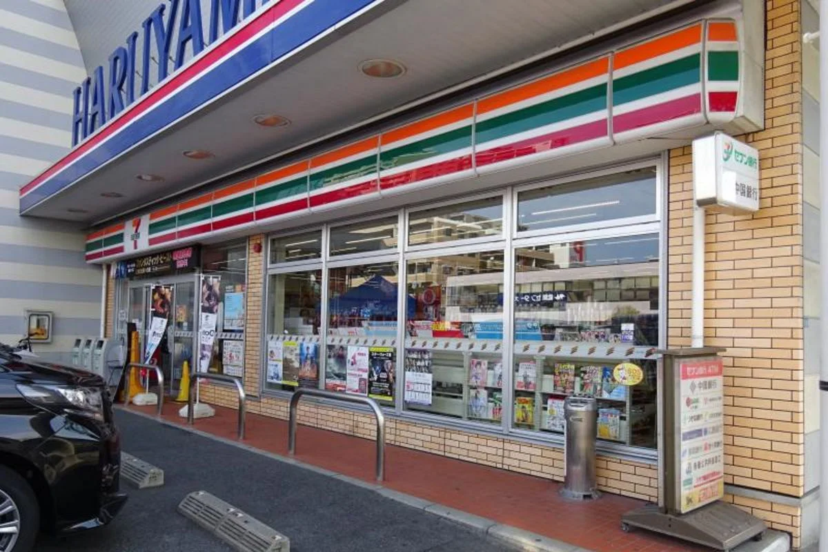 セブンイレブン 岡山西古松西町店まで徒歩3分、180m。