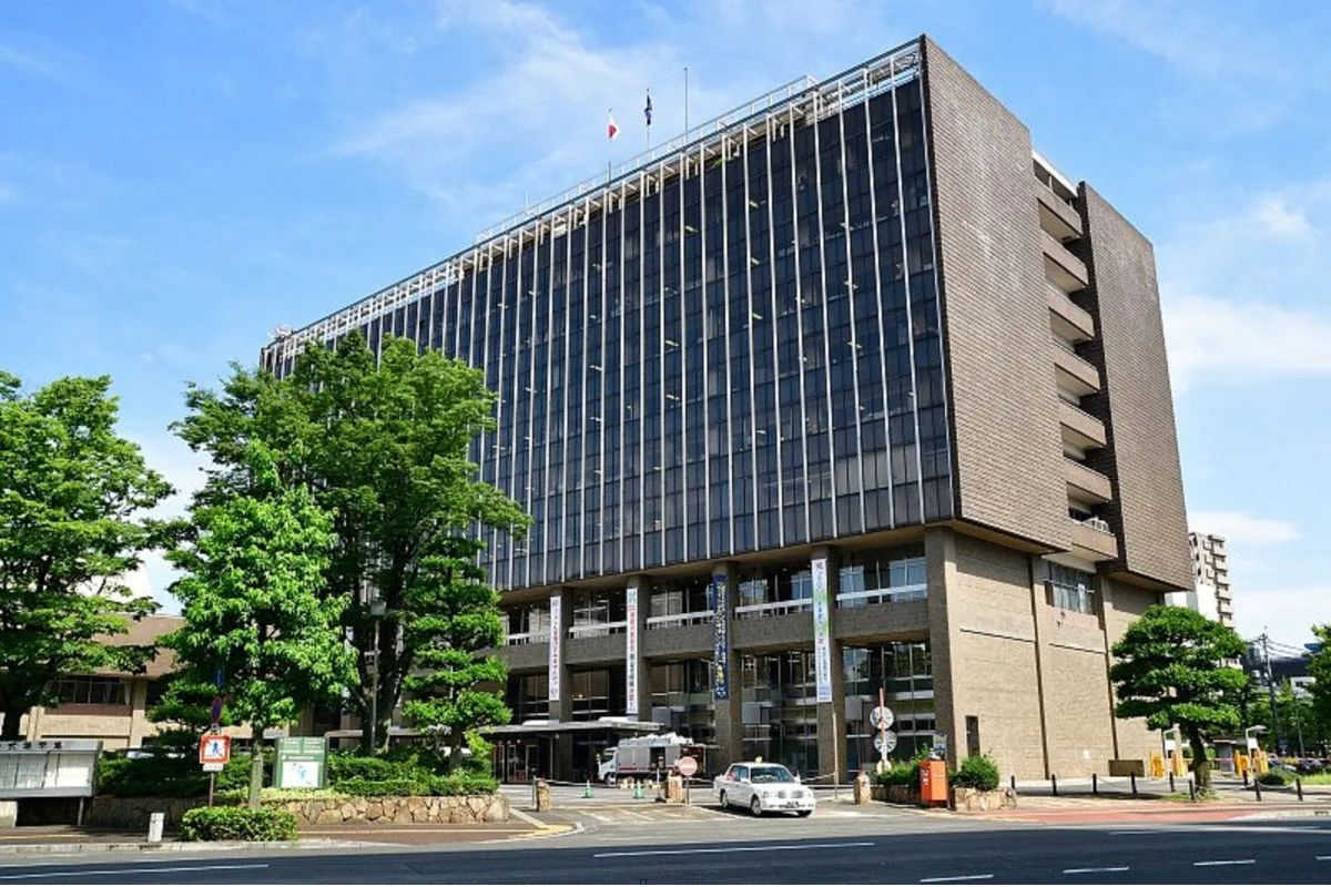 岡山市役所まで車で8分、2.4km。