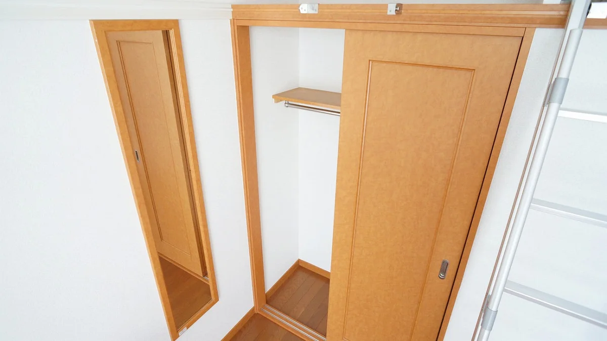 クロゼット横のフルレングスミラーで朝の身だしなみもバッチリ！