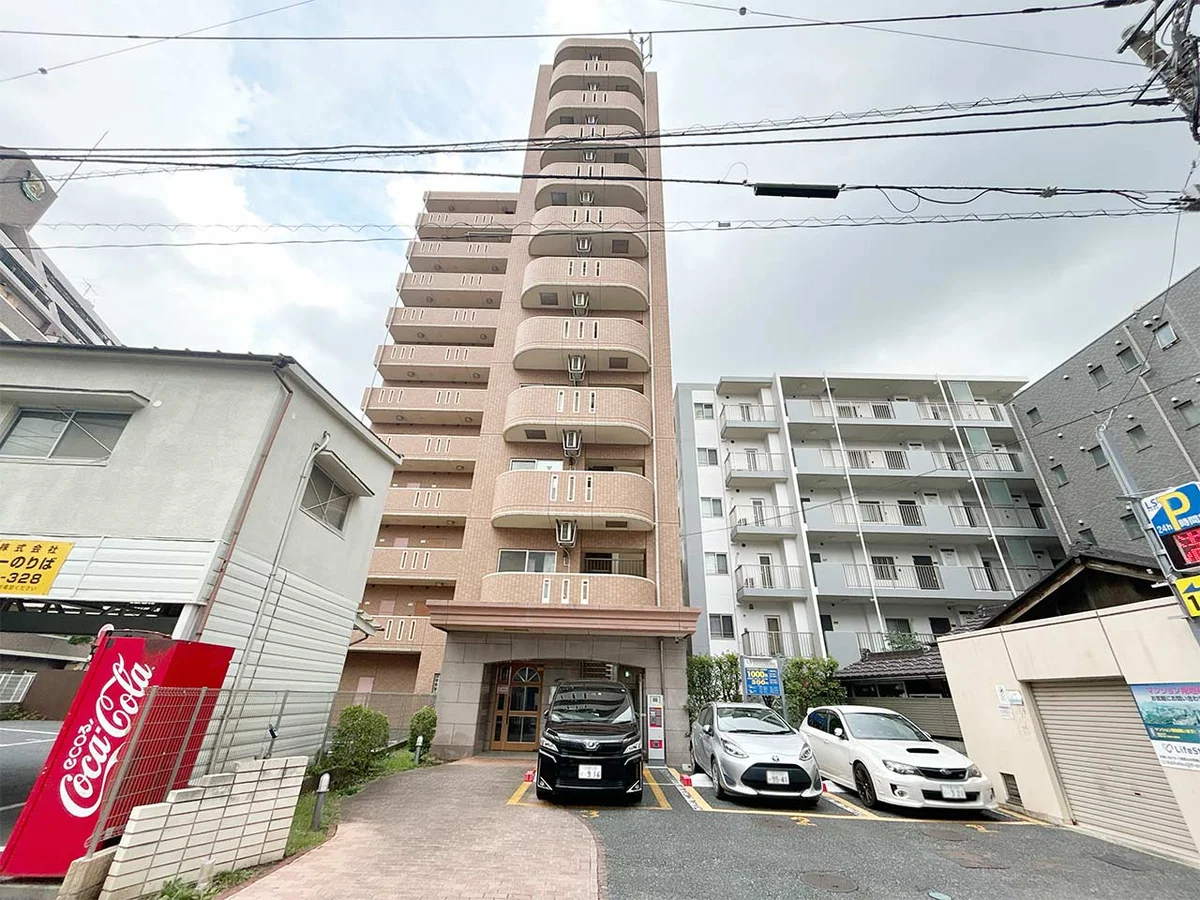 写真はお部屋のイメージです。ラグなどの室内装飾はございません。