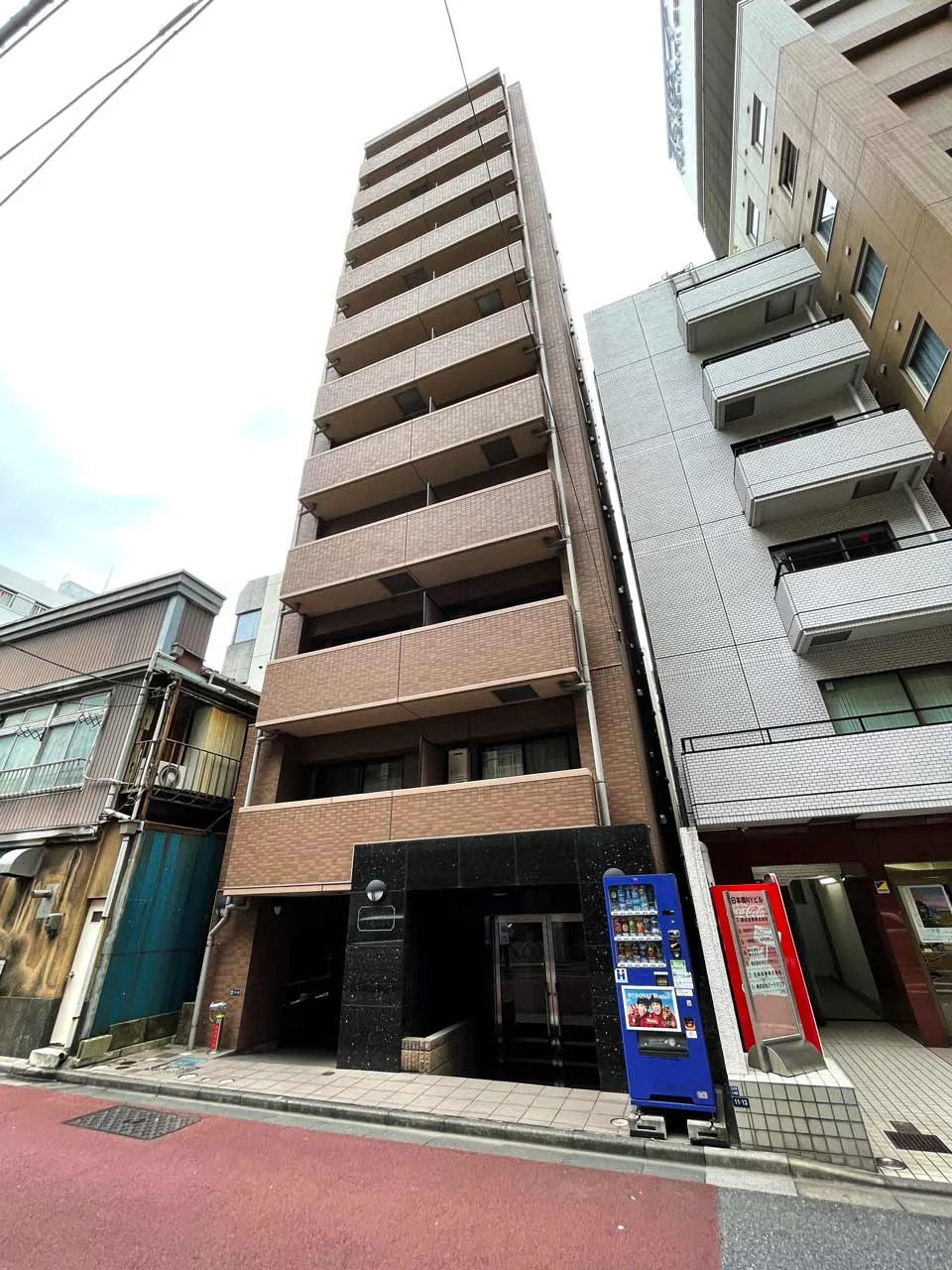 写真はお部屋のイメージです。ラグなどの室内装飾はございません。