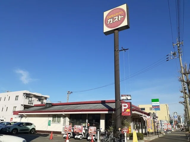 ガスト港東通店まで900m