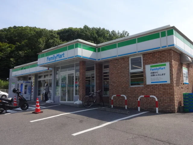 ファミリーマートまで650m