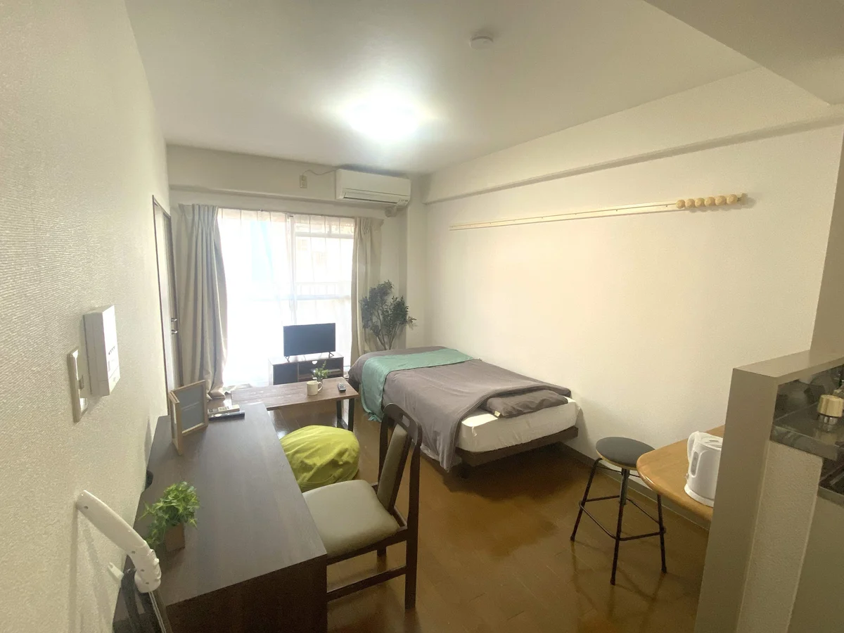 暖かな雰囲気が魅力的な1K！家具家電付きで入居されたその日から自宅のようにくつろいでいただける空間となっております。ぜひご利用ください