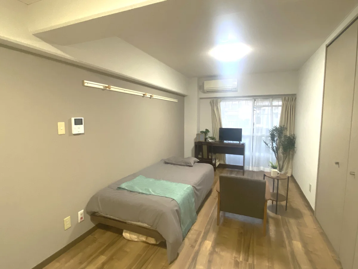 暖かな雰囲気が魅力的な1K！家具家電付きで入居されたその日から自宅のようにくつろいでいただける空間となっております。ぜひご利用ください