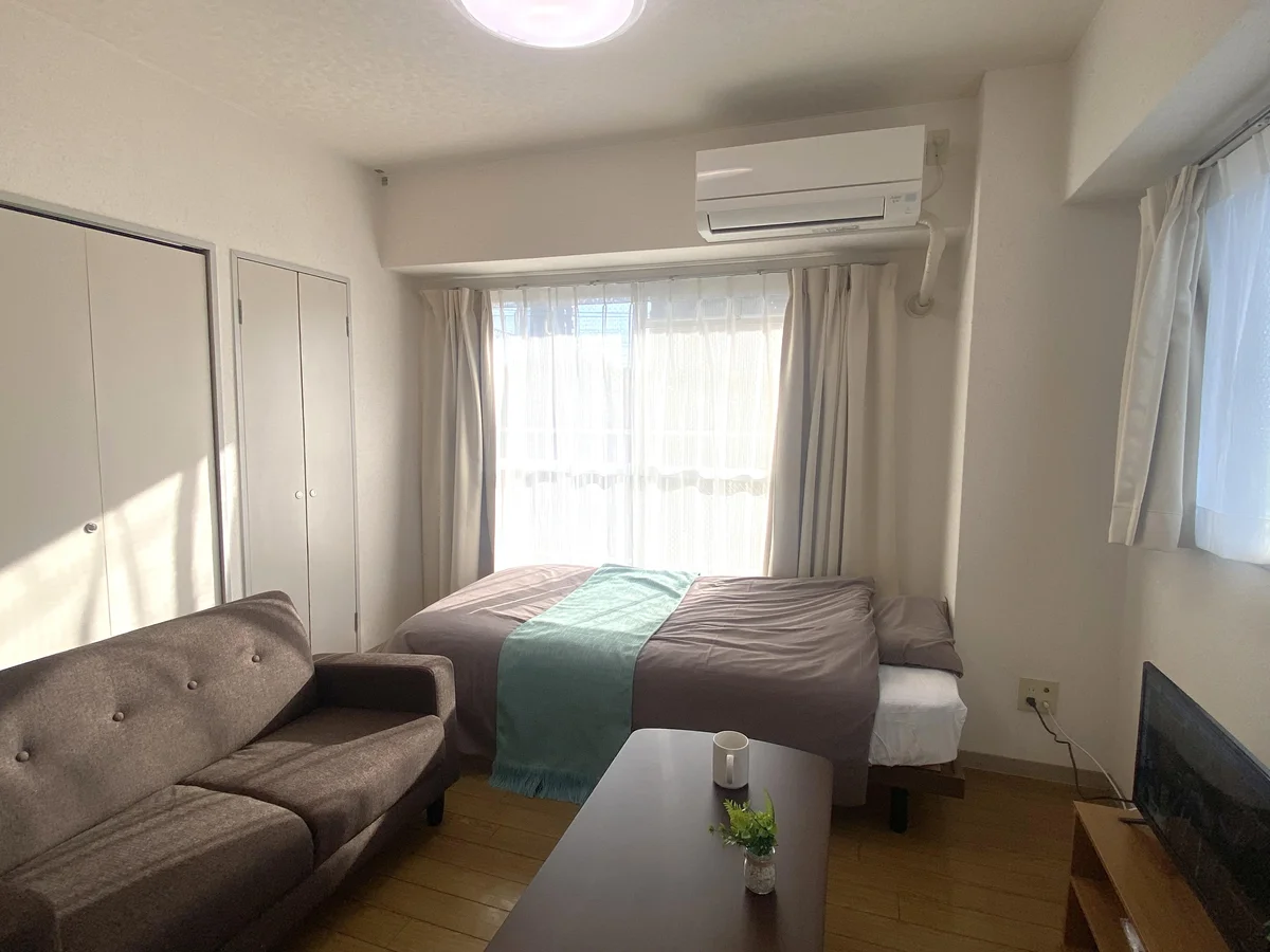 ベットルーム。2人掛けソファーも設置しています。ゆったりできますよ✨