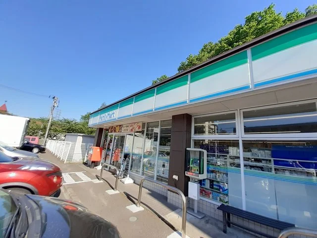 ファミリーマート川平一丁目店まで550m