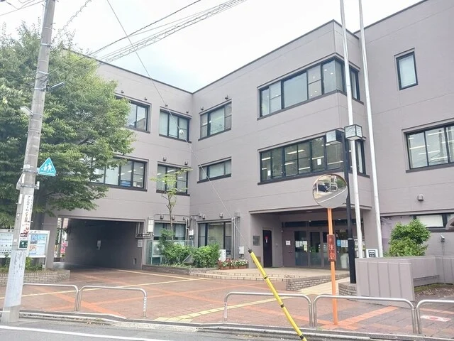 足立区舎人図書館まで233m