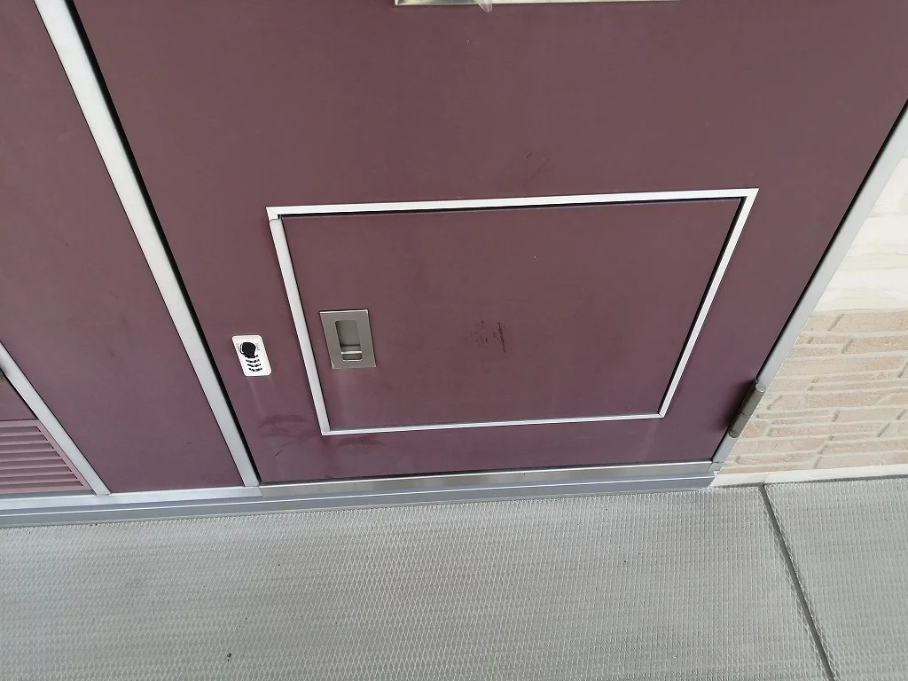 玄関扉に宅配ボックス付き。同タイプの物件写真となります。