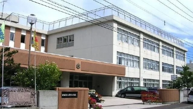 真栄小学校まで580m